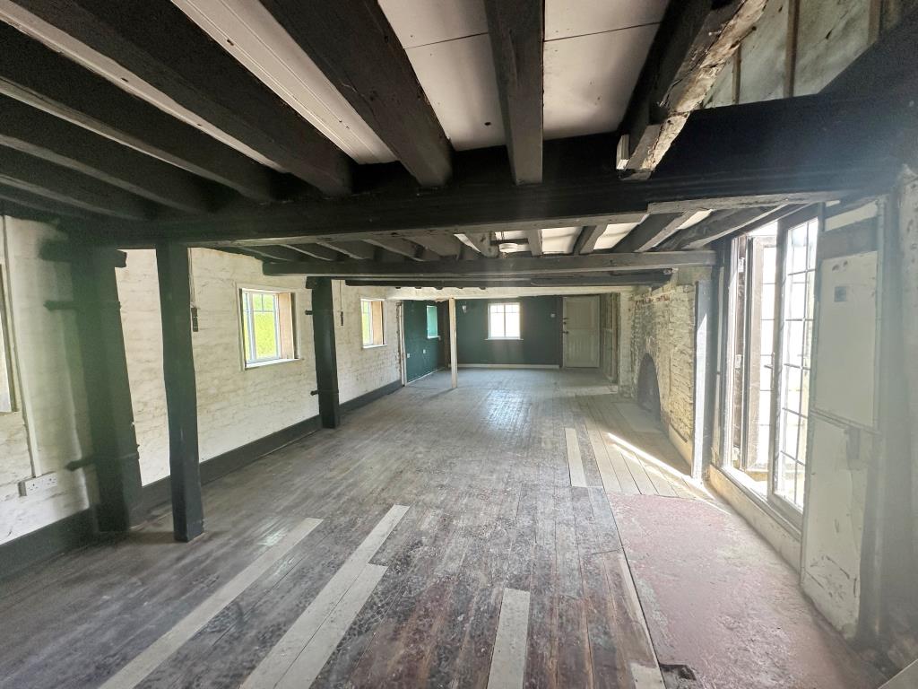 Lot: 98 - SUBSTANTIAL PERIOD HOUSE AND COACH HOUSE ON LARGE PLOT WITH POTENTIAL - Ground floor of coach house